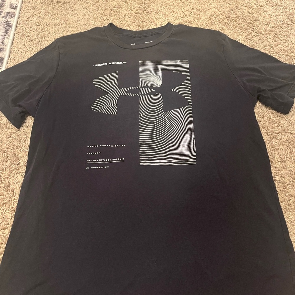 Men’s medium under Armour T shirt